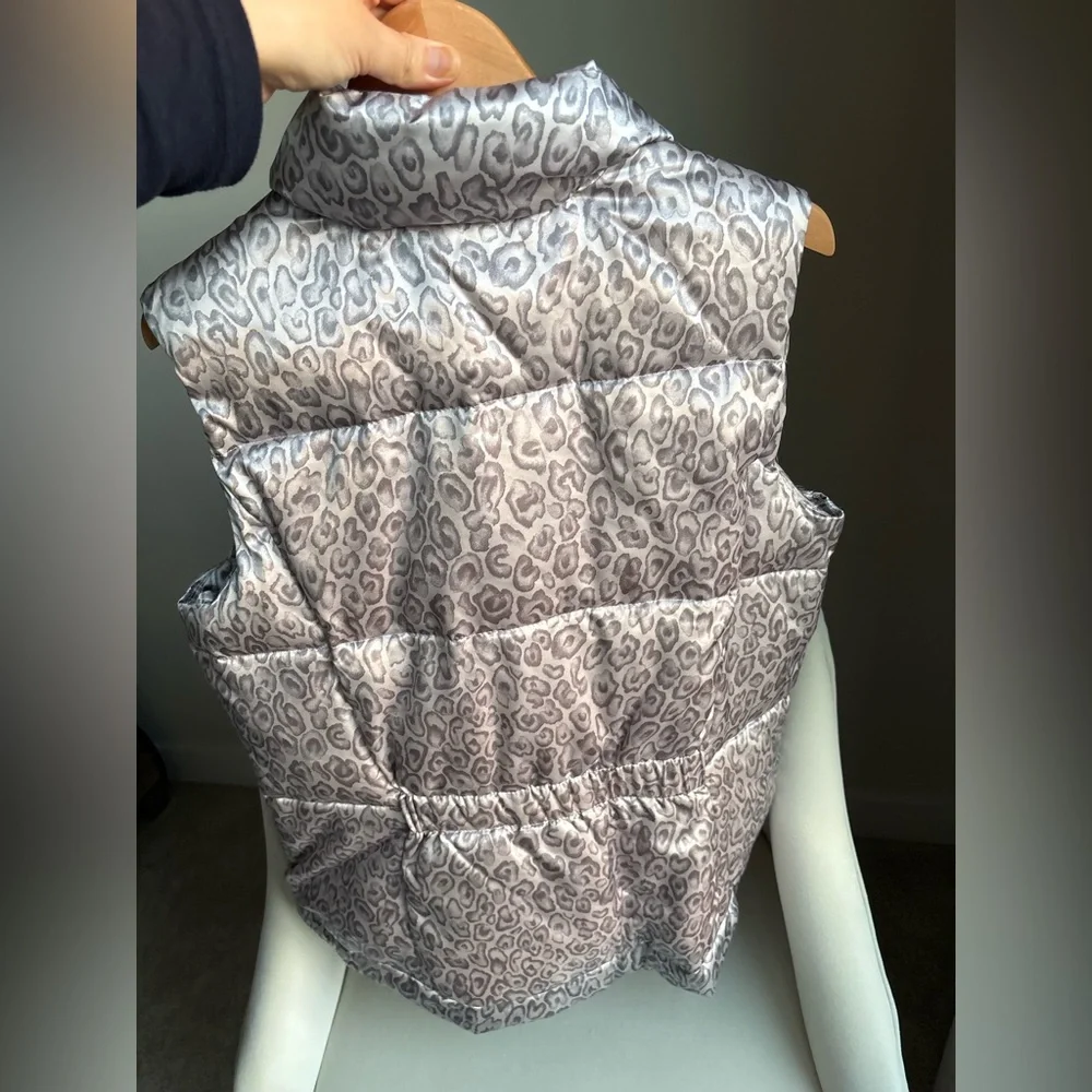 Charter Club Silver Snow Leopard Puffer Jacket XL – Sleeveless with Pockets - Picture 5 of 6